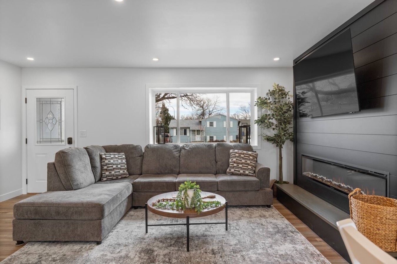 3 bed,2 bath Luxury & Private Turf Yard — photo 8