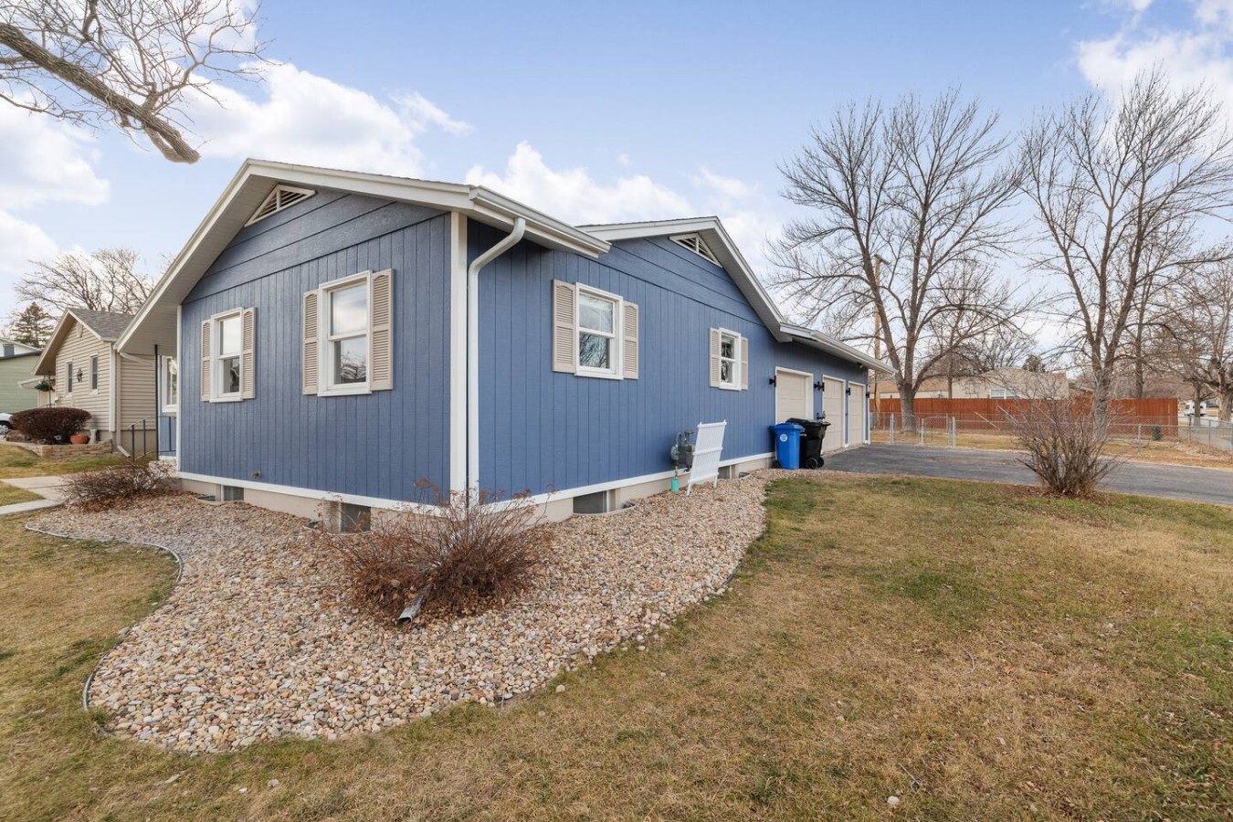 3 bed,2 bath Luxury & Private Turf Yard — photo 32