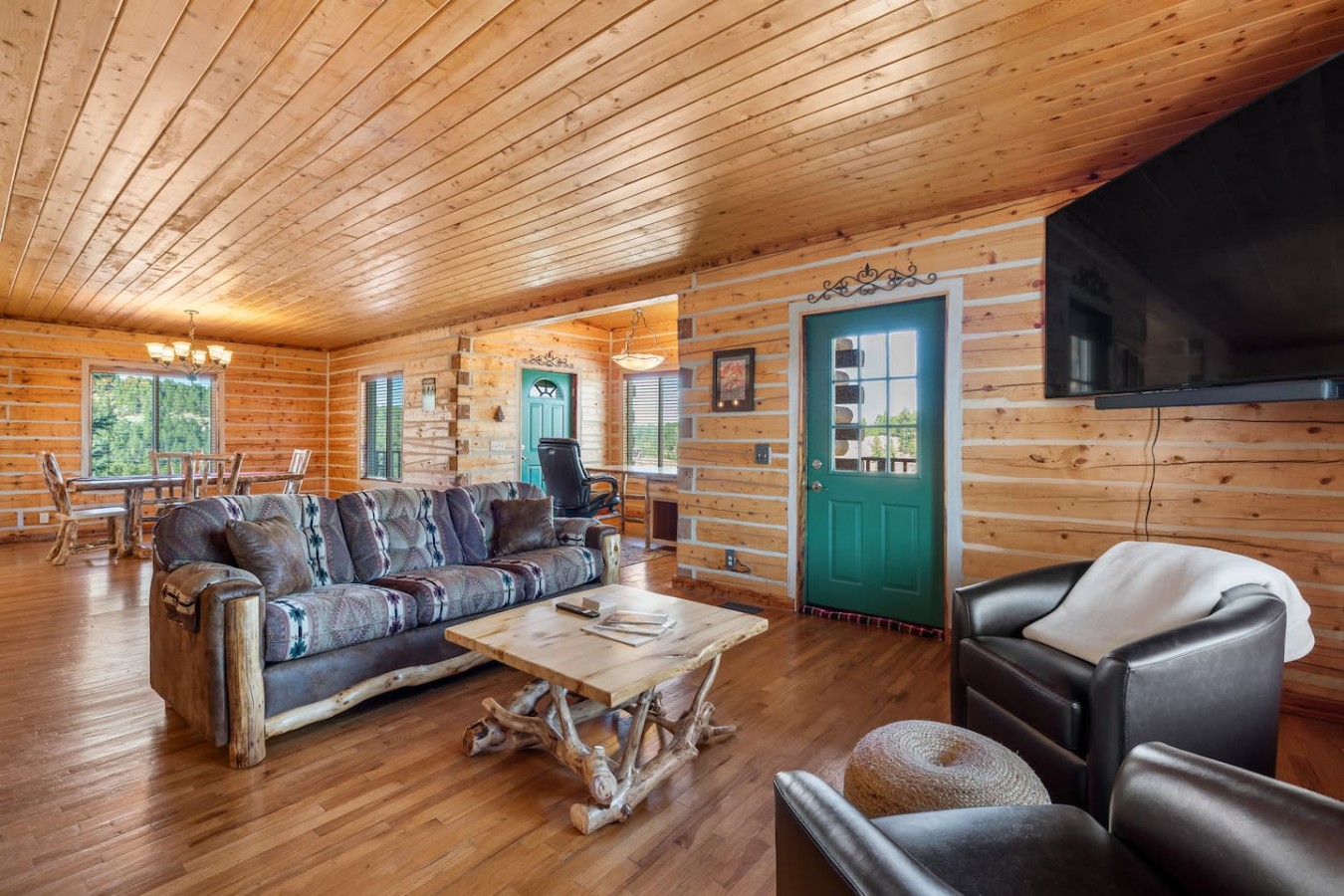 Log cabin on a canyon, panoramic hills, 3 levels — photo 27