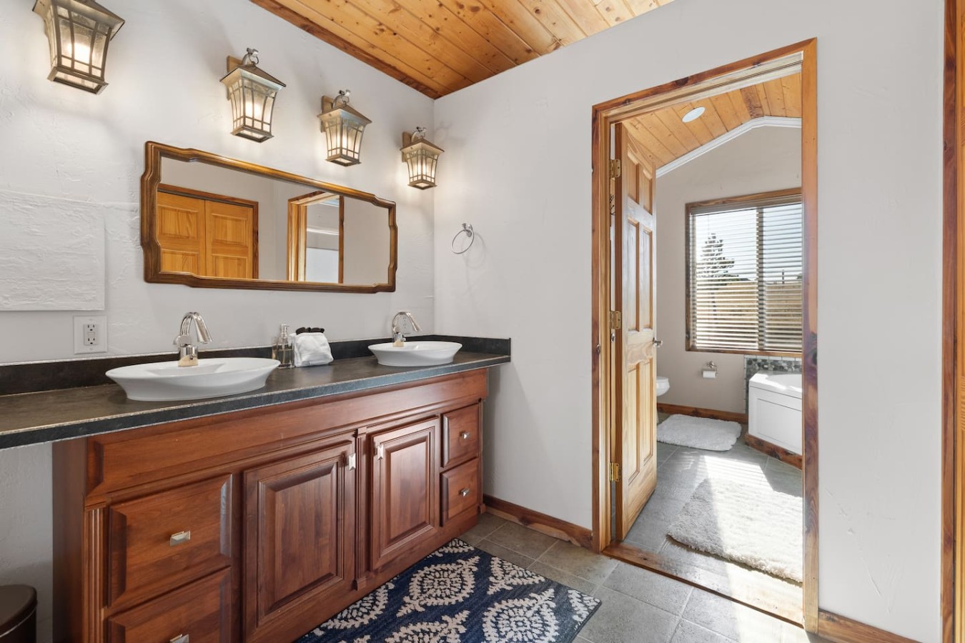 Log cabin on a canyon, panoramic hills, 3 levels — photo 9