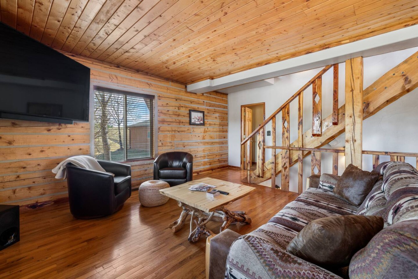 Log cabin on a canyon, panoramic hills, 3 levels — photo 2