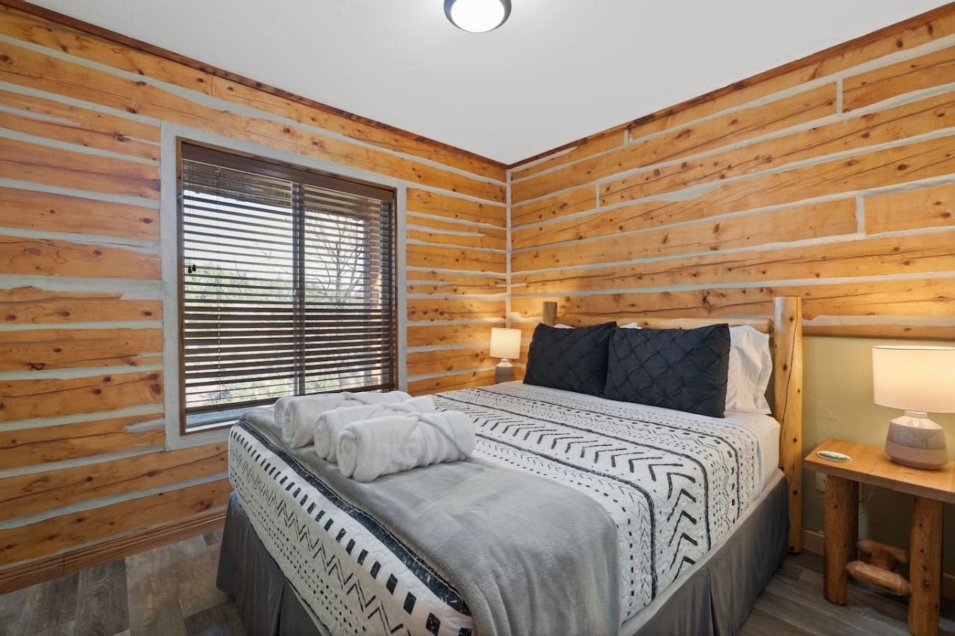 Log cabin on a canyon, panoramic hills, 3 levels — photo 13
