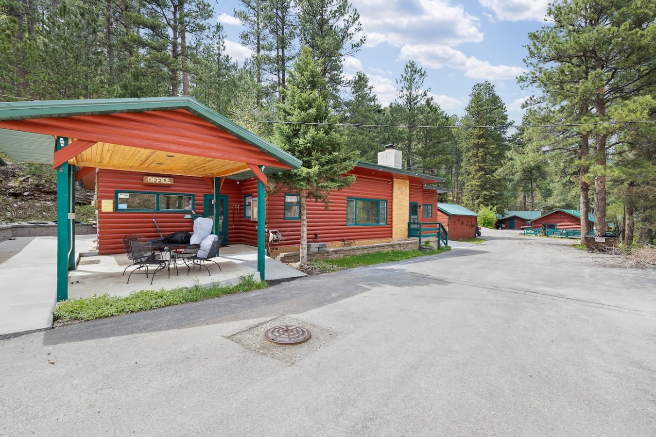 The Pondo: Cabin 2 King size bed, near Deadwood — photo 6