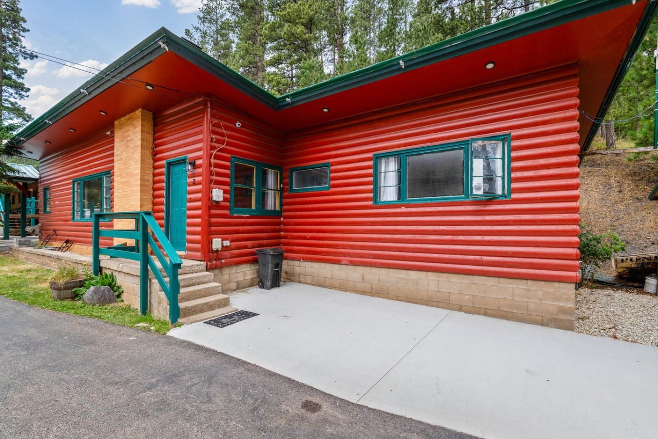 The Pondo: Cabin 2 King size bed, near Deadwood — photo 4