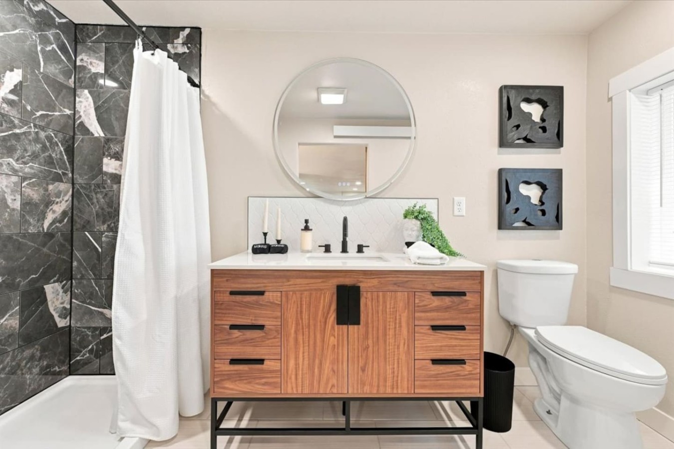 Boutique Studio Cabin · Hot Tub & Creek Access — photo 19