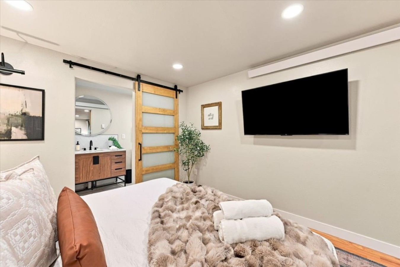 Boutique Studio Cabin · Hot Tub & Creek Access — photo 9