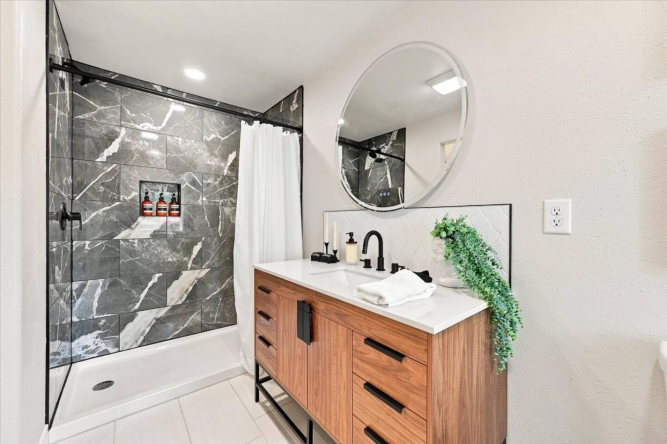 Boutique Studio Cabin · Hot Tub & Creek Access — photo 3