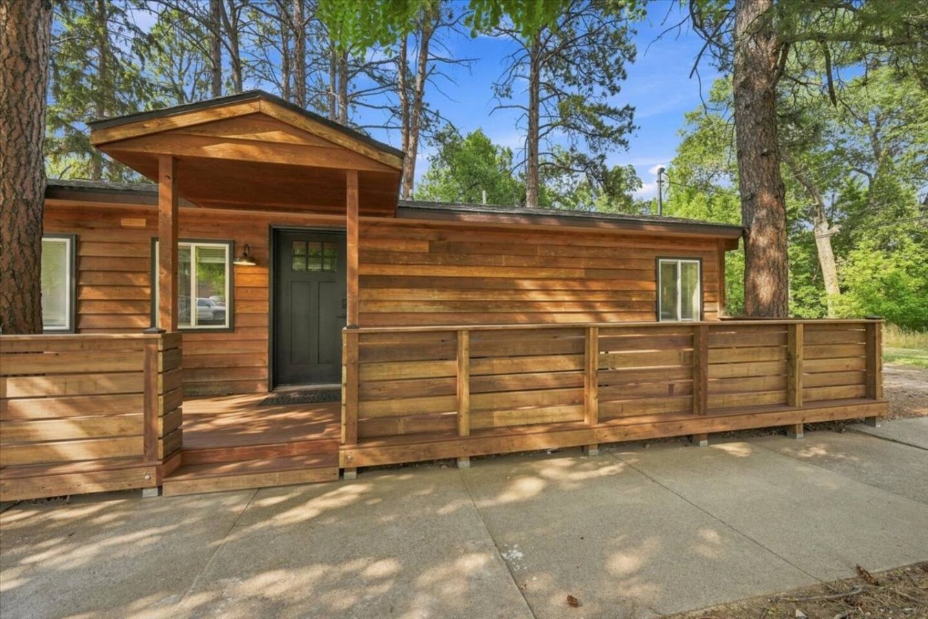 Boutique Studio Cabin · Hot Tub & Creek Access — photo 4
