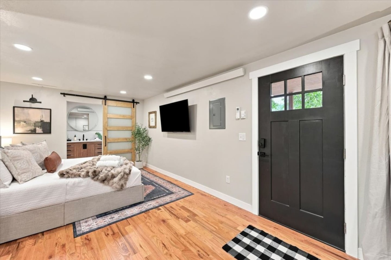 Boutique Studio Cabin · Hot Tub & Creek Access — photo 13