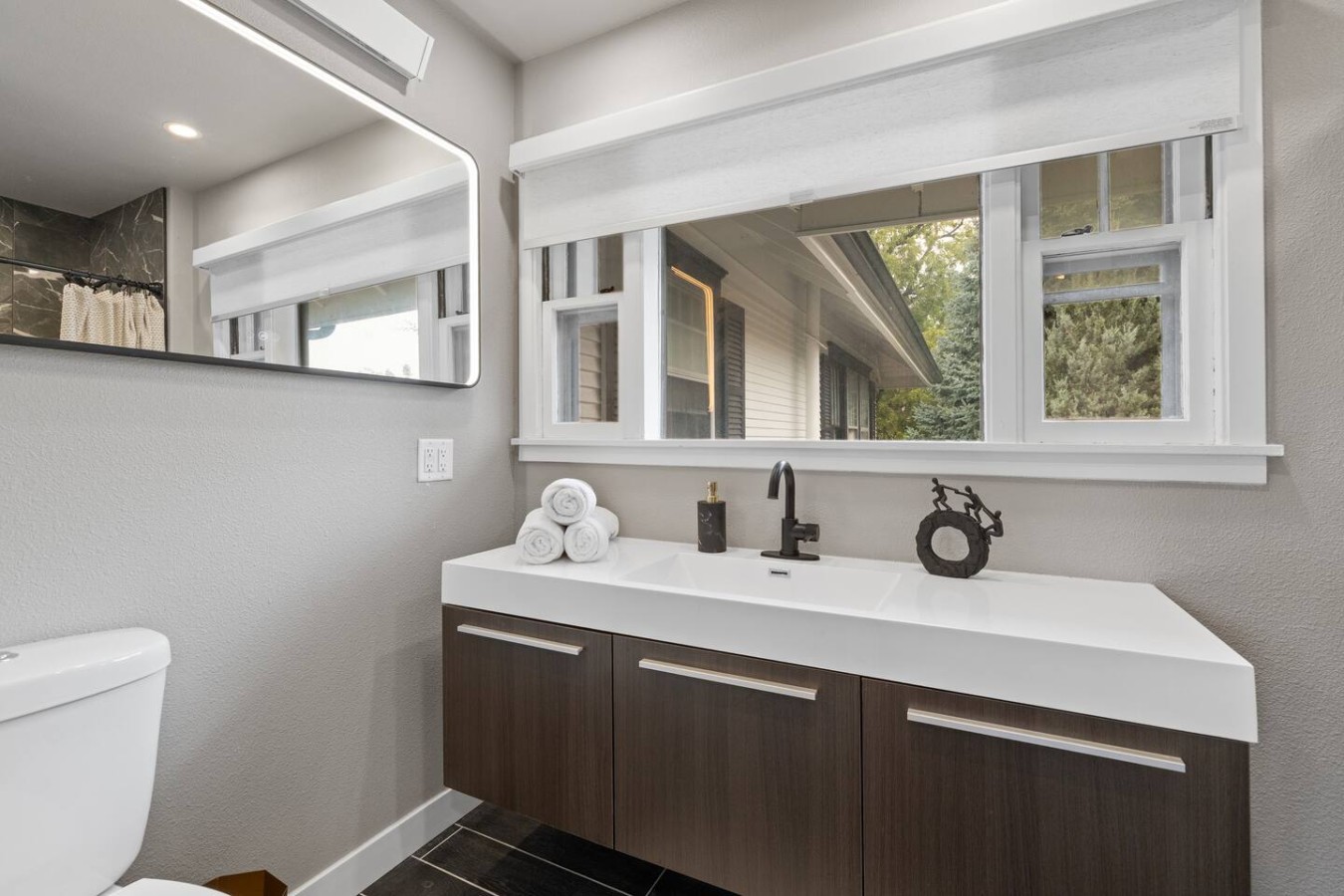 Stylish Studio · King Bed, Brick & Trex Deck — photo 27