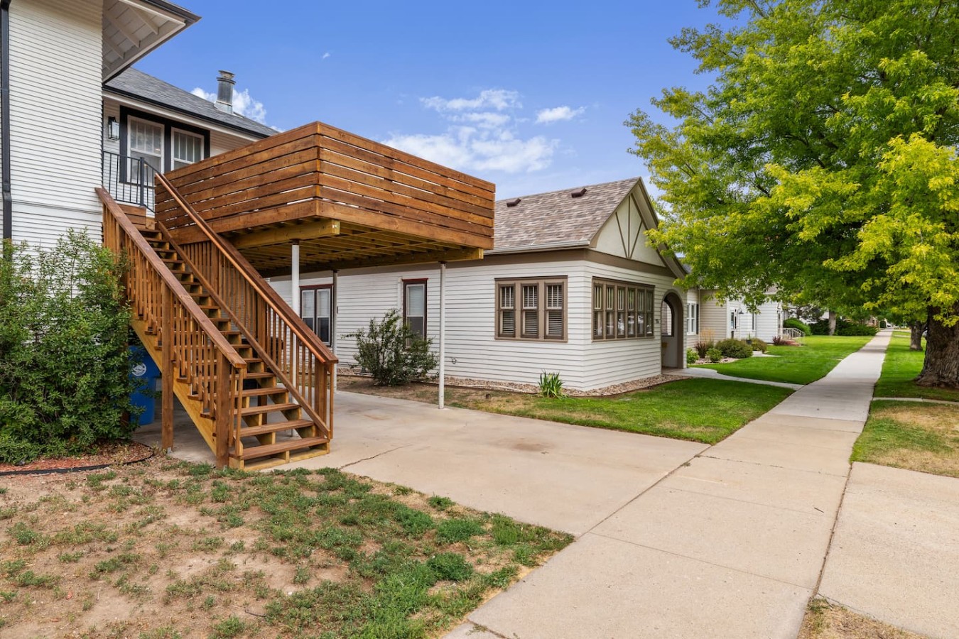 Stylish Studio · King Bed, Brick & Trex Deck — photo 16