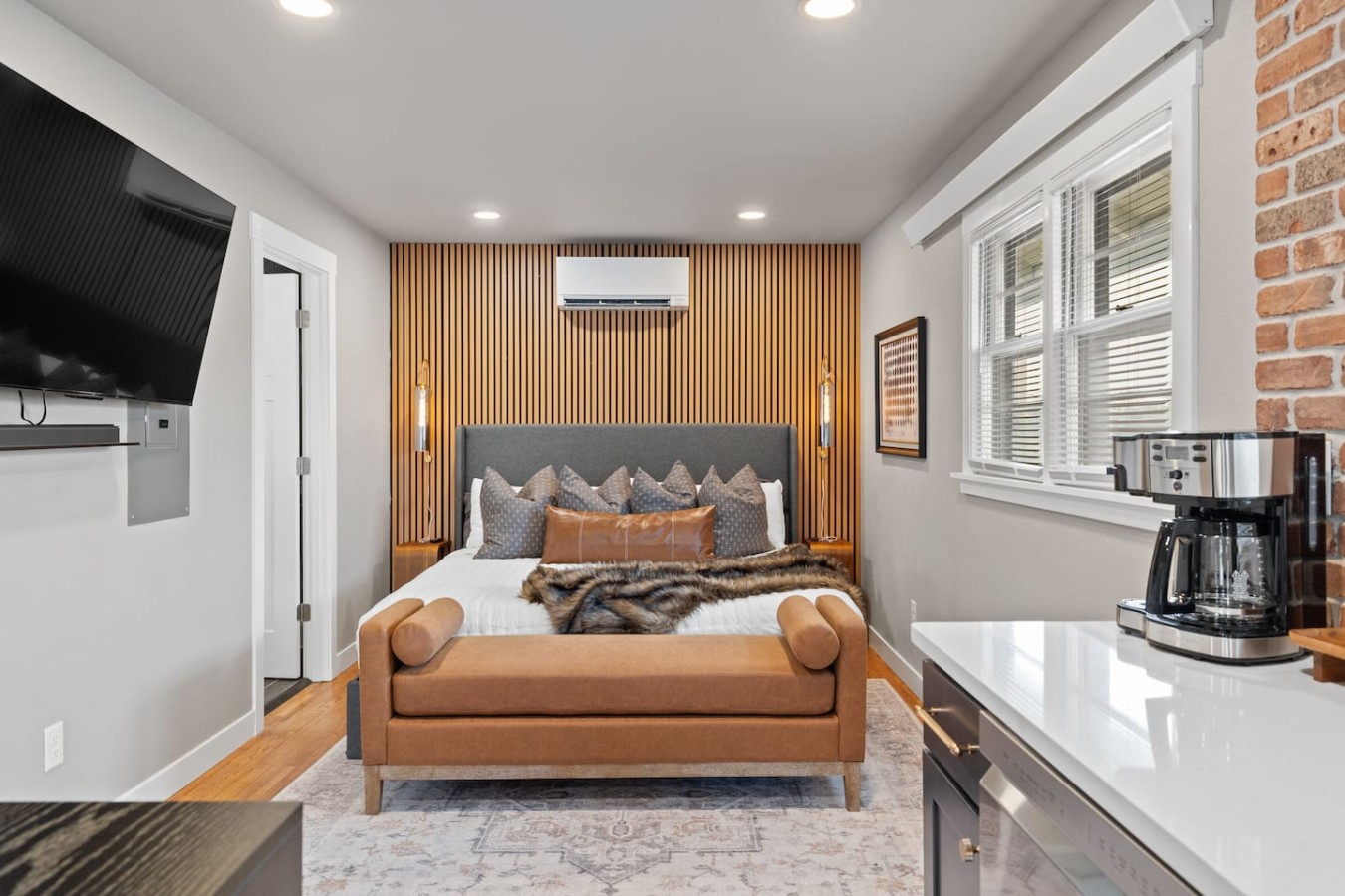 Stylish Studio · King Bed, Brick & Trex Deck — photo 4