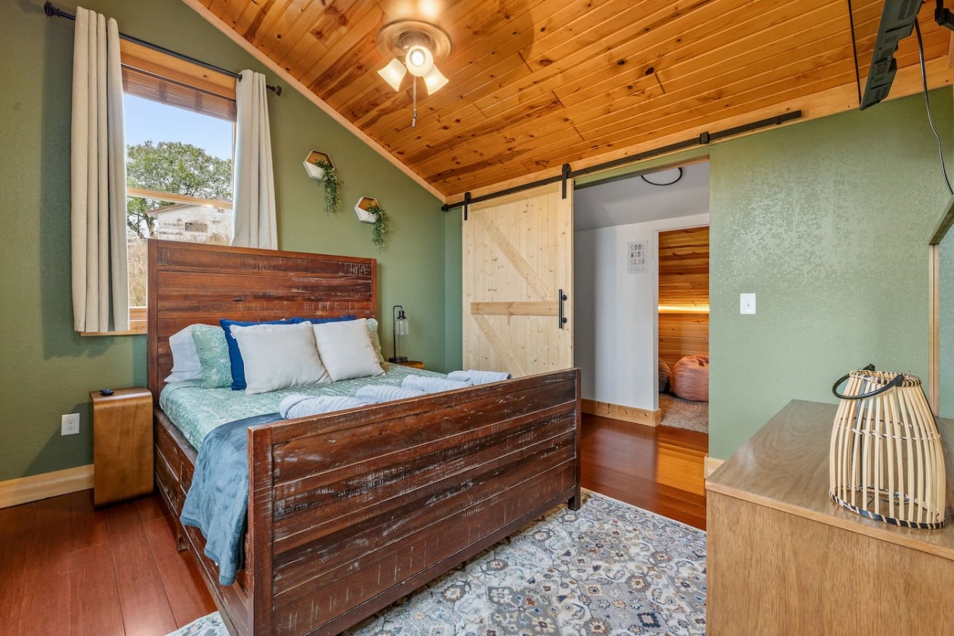 7 bed, 4 bathroom, Hot tub, Gorgeous Mountain View — photo 32