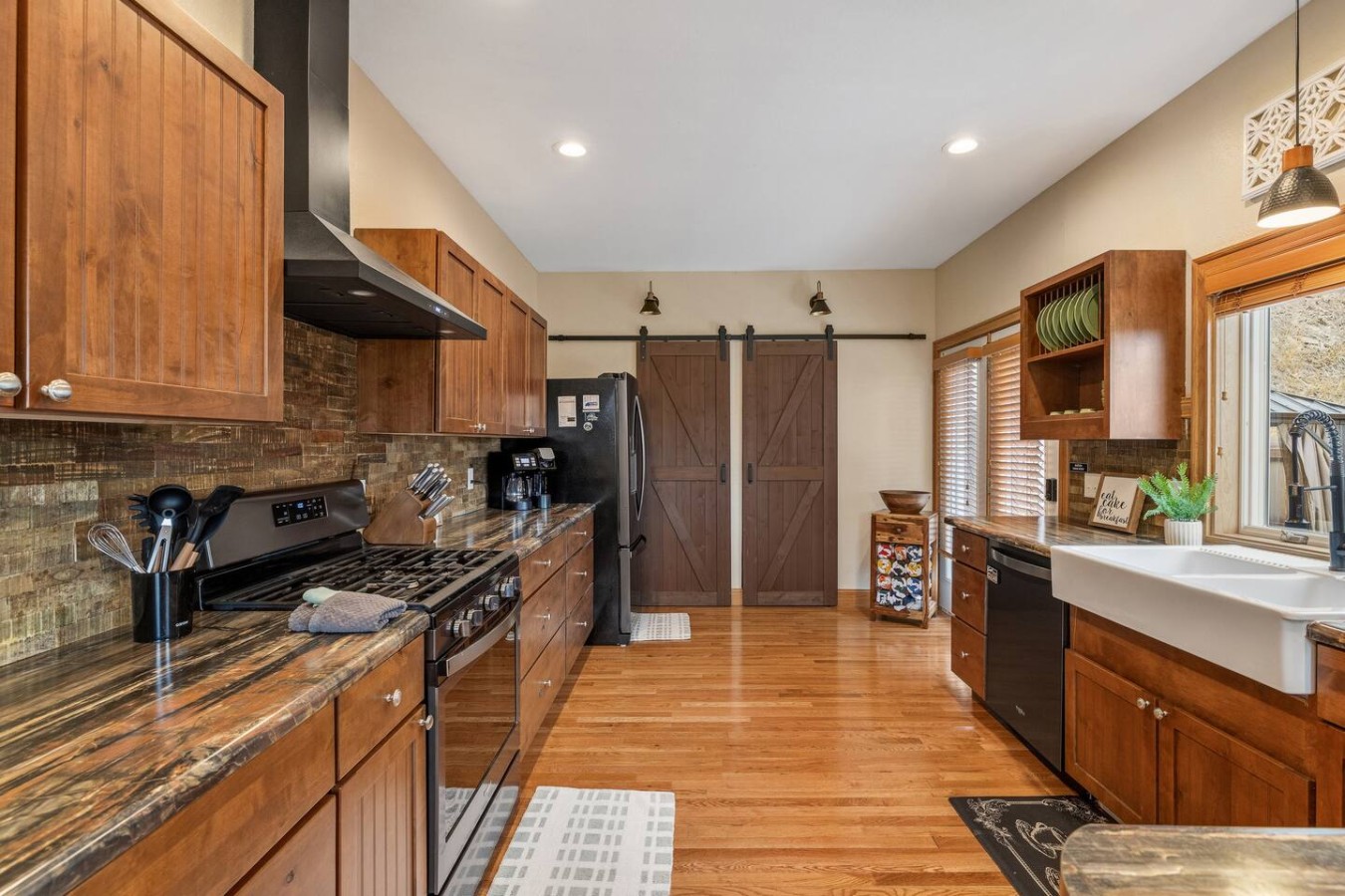 7 bed, 4 bathroom, Hot tub, Gorgeous Mountain View — photo 42