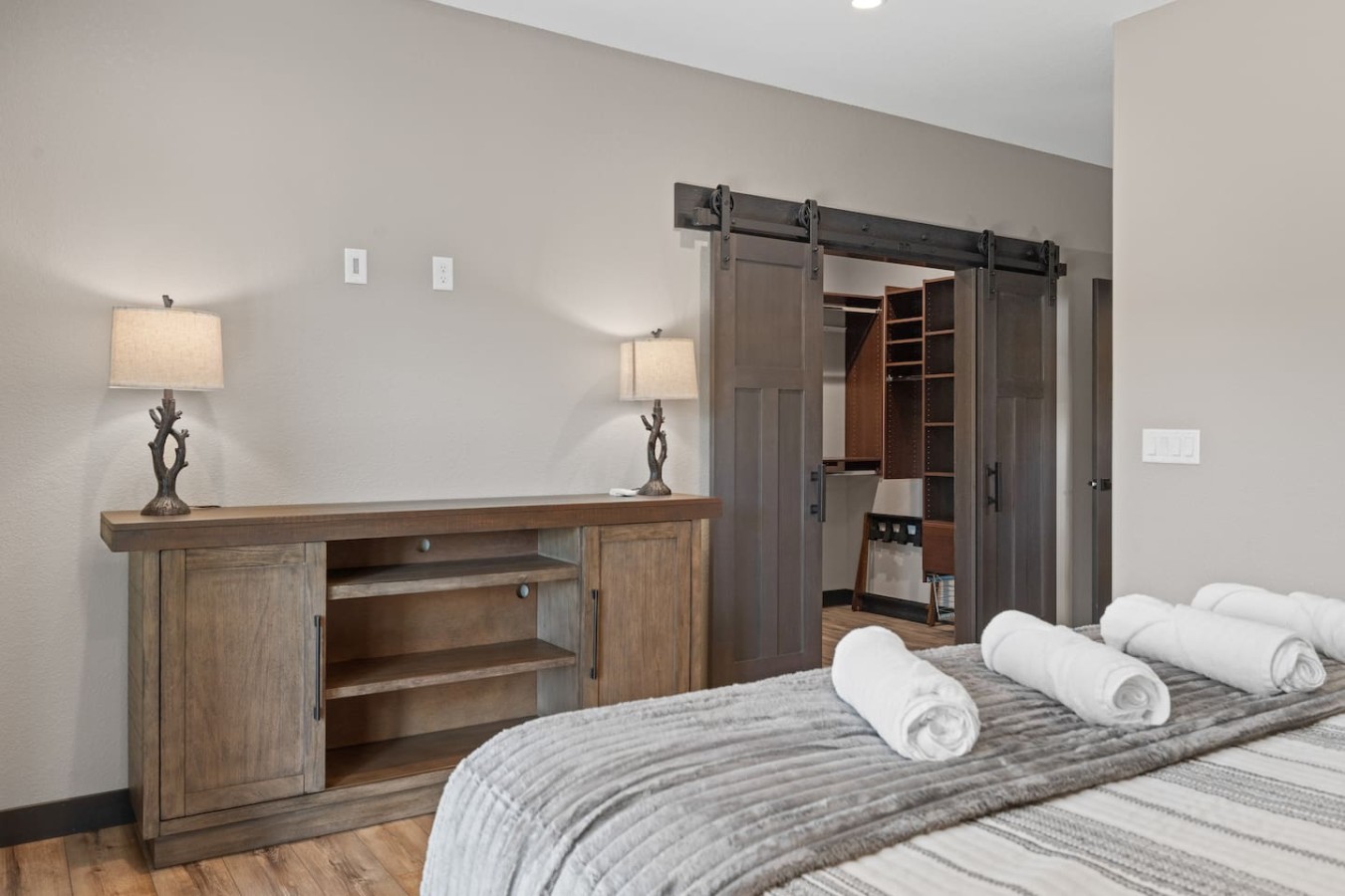 4 King bedrooms, 3.5 bath, Hot Tub, Cliff Views — photo 32