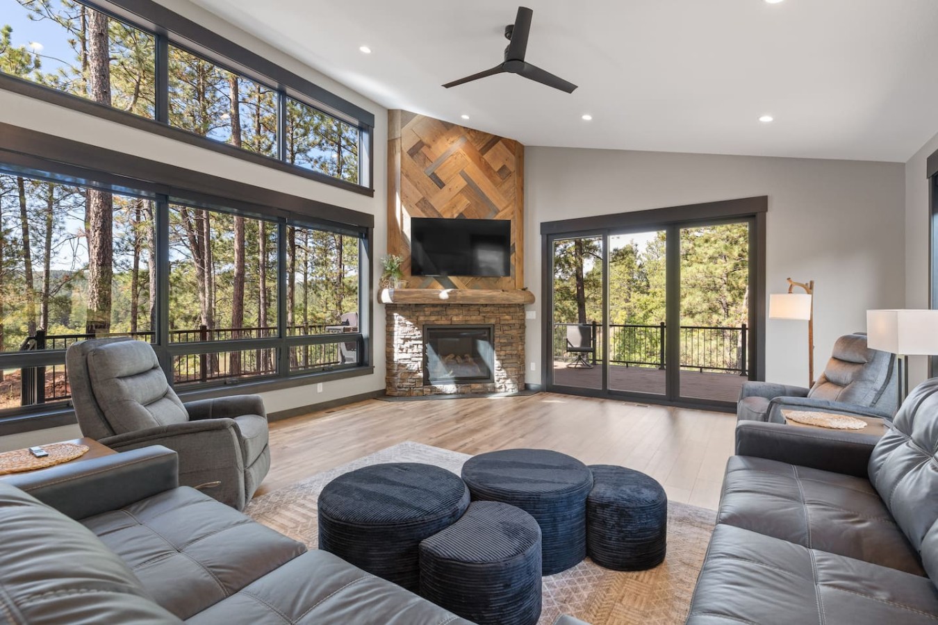 4 King bedrooms, 3.5 bath, Hot Tub, Cliff Views — photo 4