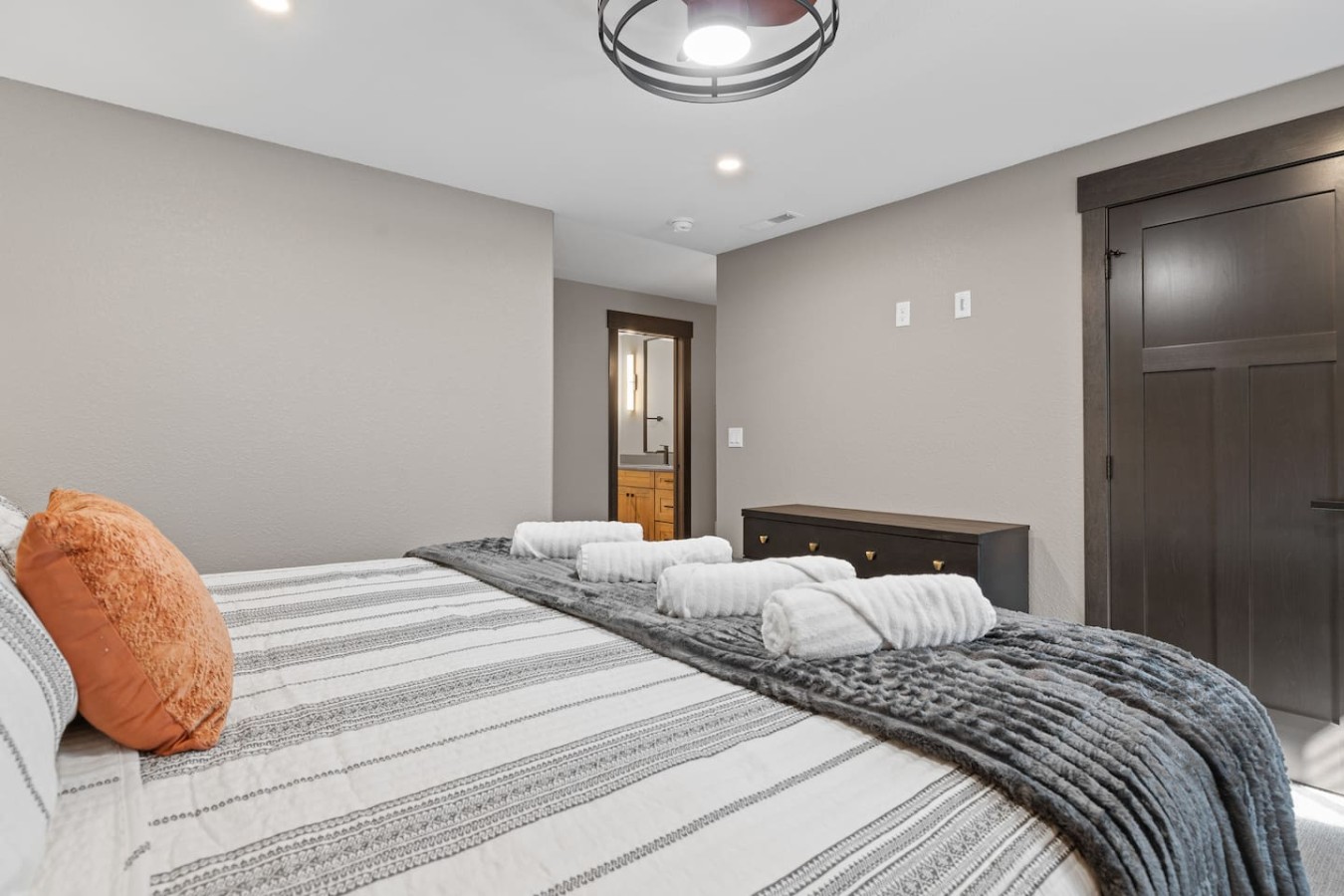 4 King bedrooms, 3.5 bath, Hot Tub, Cliff Views — photo 8