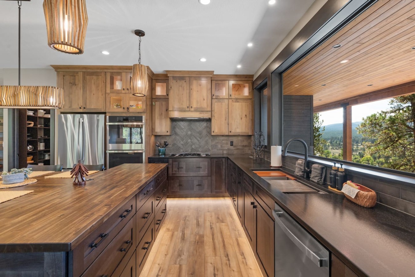 4 King bedrooms, 3.5 bath, Hot Tub, Cliff Views