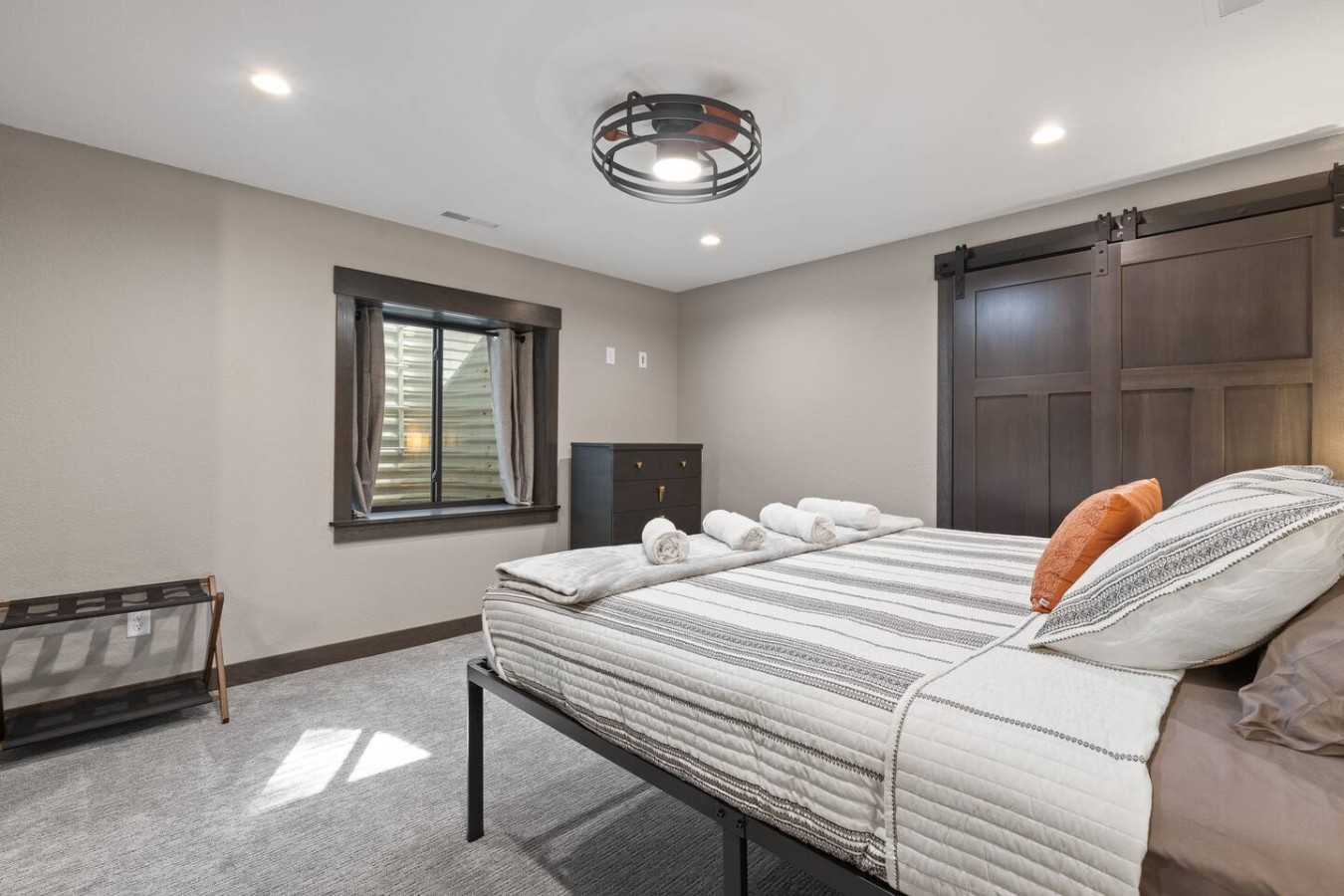 4 King bedrooms, 3.5 bath, Hot Tub, Cliff Views — photo 10