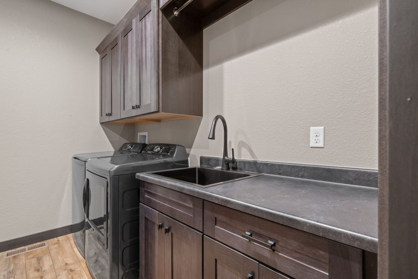 4 King bedrooms, 3.5 bath, Hot Tub, Cliff Views — photo 28