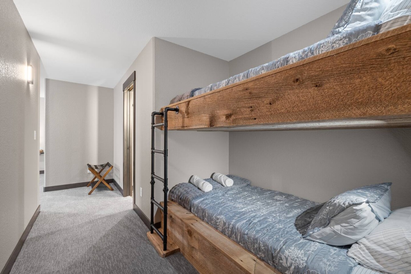 4 King bedrooms, 3.5 bath, Hot Tub, Cliff Views — photo 11