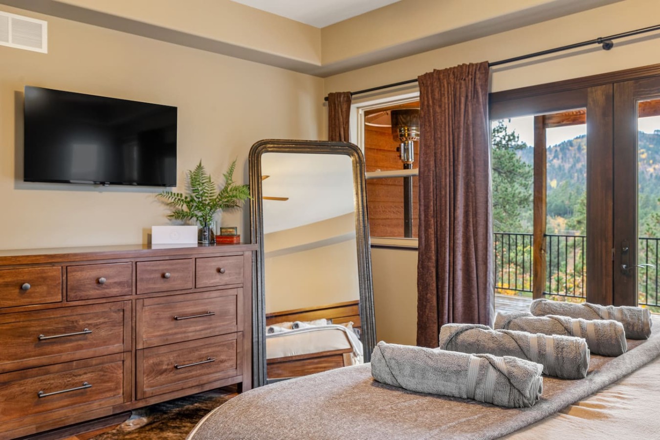 Private: 10 Beds, Hot Tub & Forest Views Near Lead — photo 23