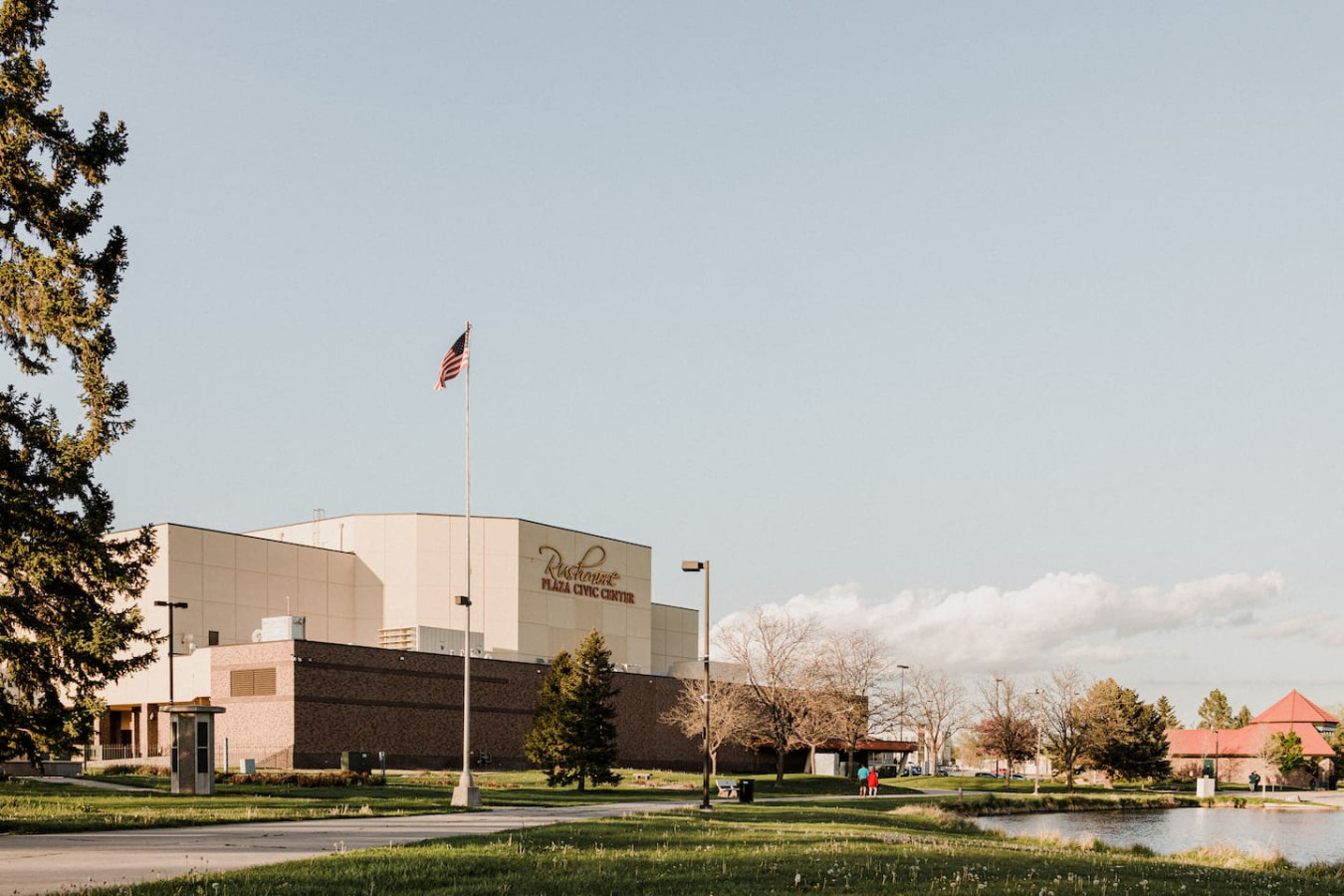 We are just a five-minute walk away from the Monument, formerly known as the Rushmore Plaza Civic Center. There is usually an event going on: concerts, theStock Show, Rodeo, Home Shows etc We recommend leaving your vehicle at the Airbnb and walking!