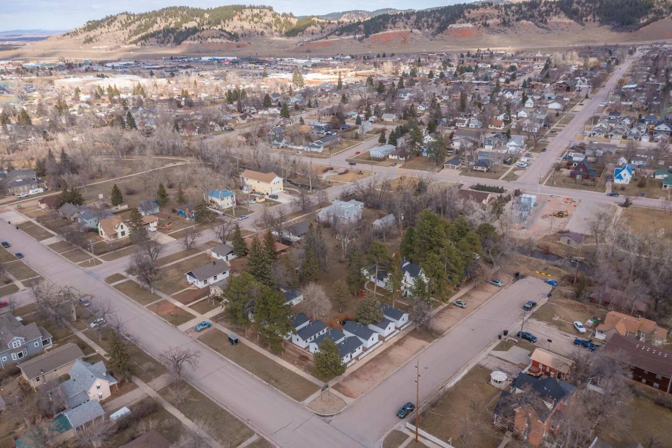Our cabins are conveniently situated in the middle of town, less than 2 miles from the interstate and walking distance to restaurants and bars yet surrounded by evergreens with a view of Lookout Mt and the creek. Cant beat this parking!