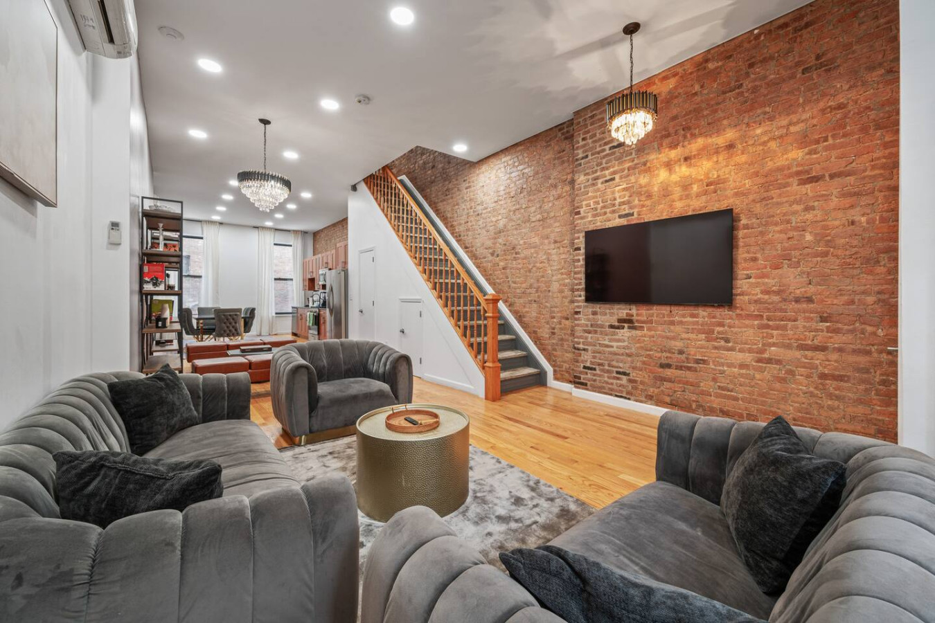 Spacious Living And Modern Design - Stunning Urban Retreat - New York