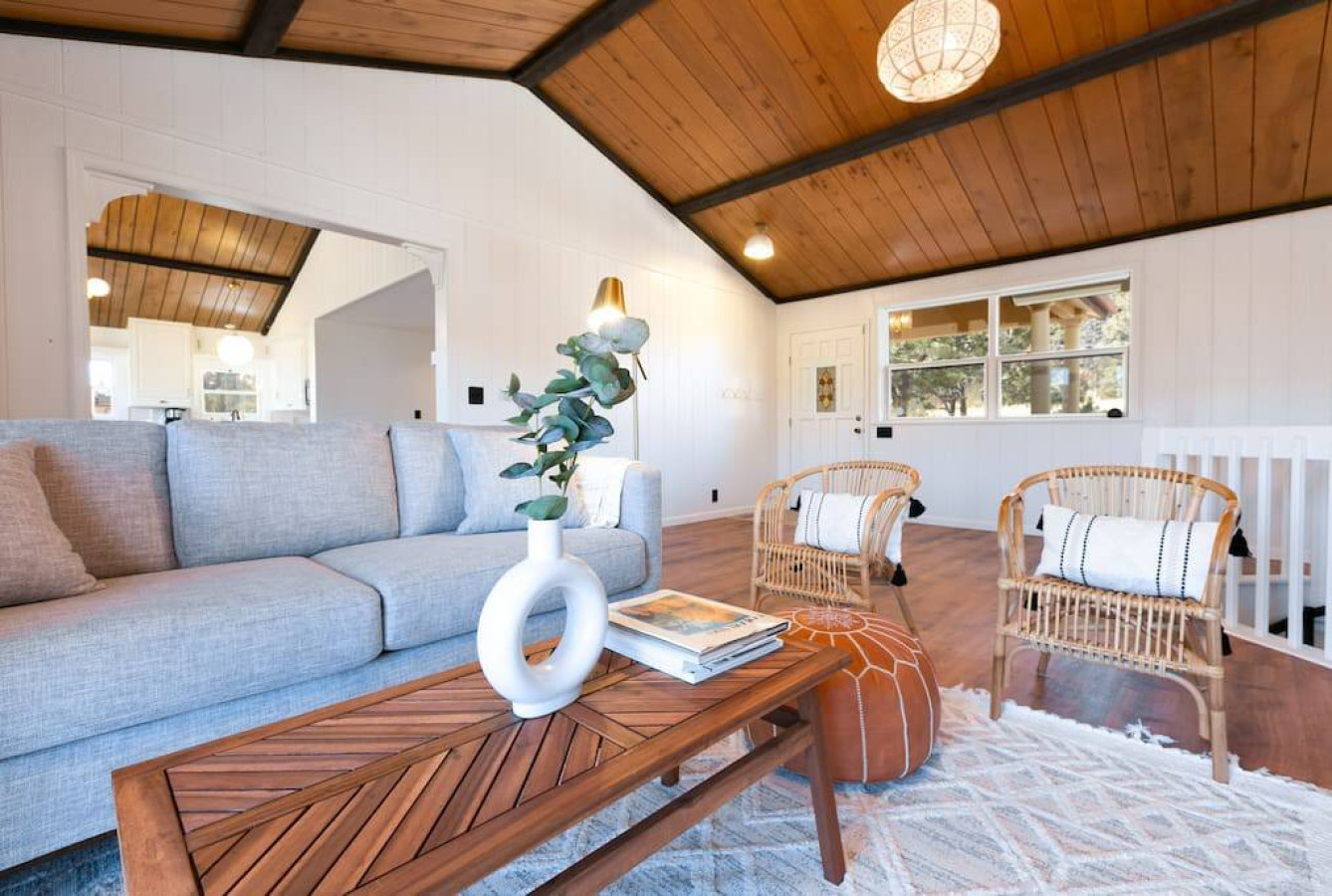 Luxury Mountain Getaway w/ Hot Tub & Deck 5