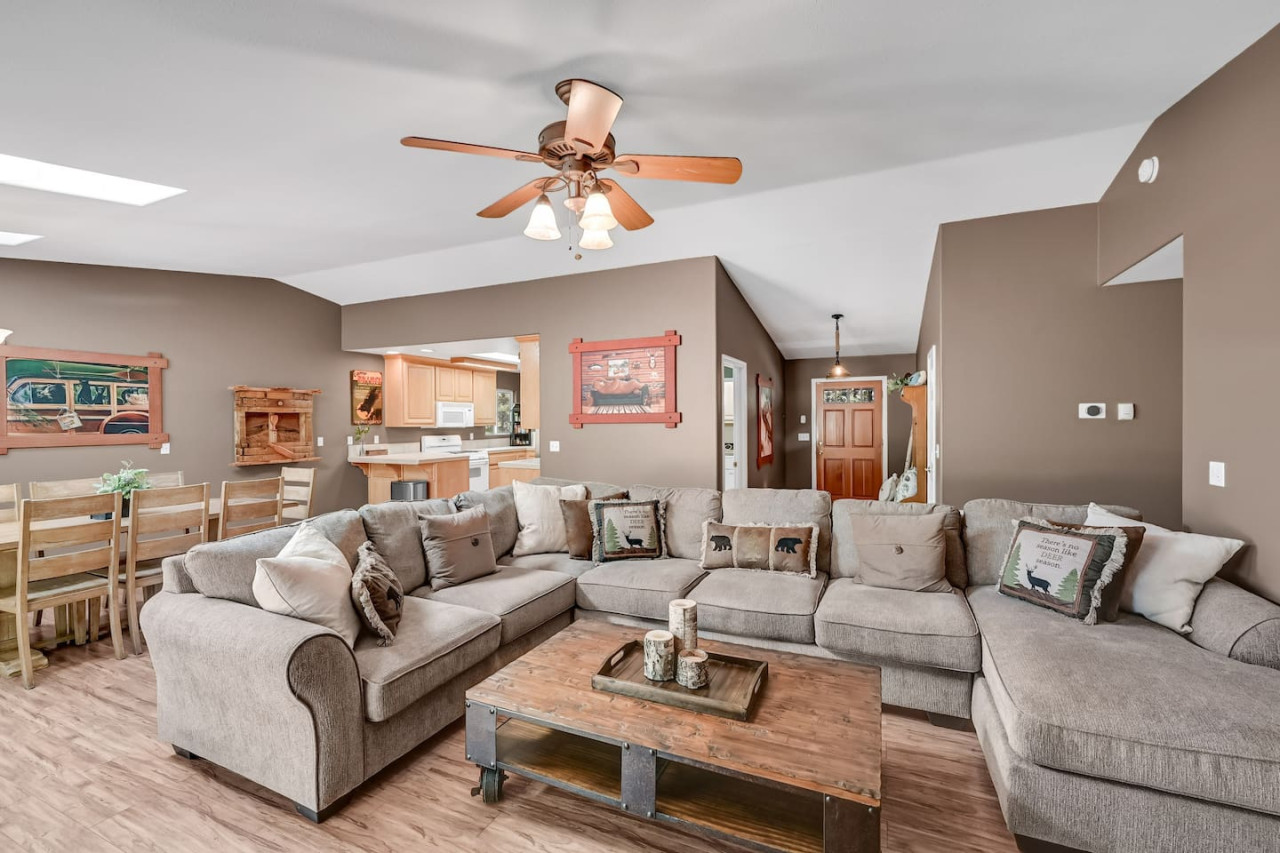 Great Cabin w/ AC I Firepit I Fireplace I King bed 4