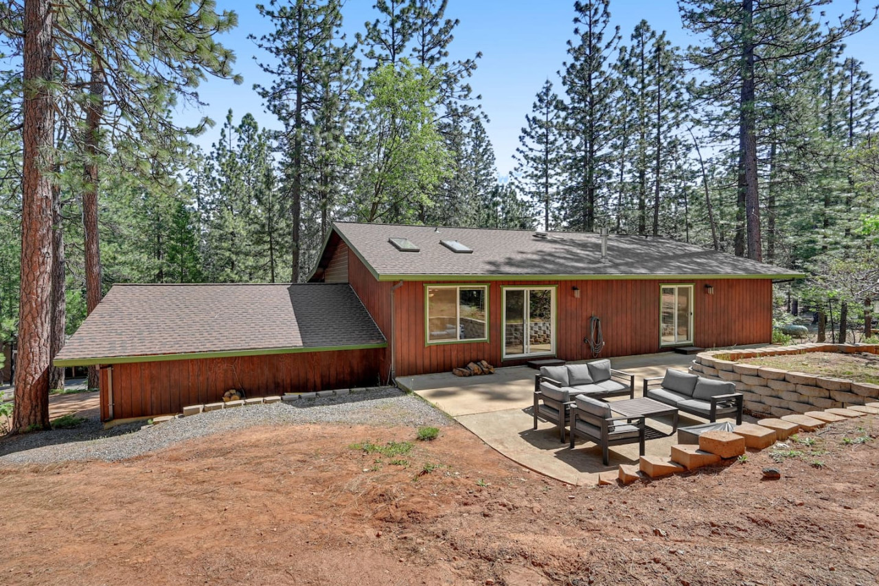 Great Cabin w/ AC I Firepit I Fireplace I King bed 2