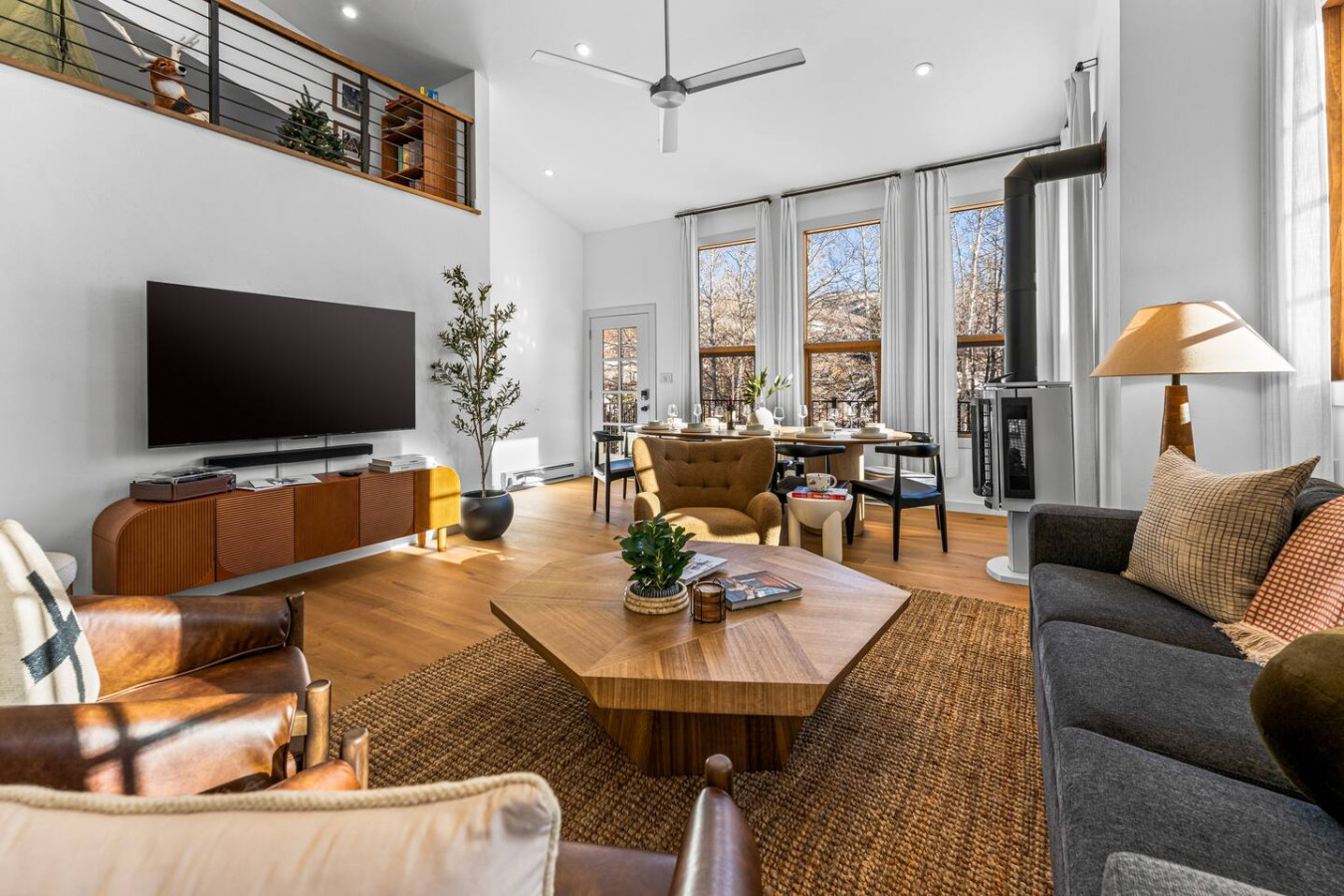 LUXE Loft Town Home | HOT TUB | Family-Friendly