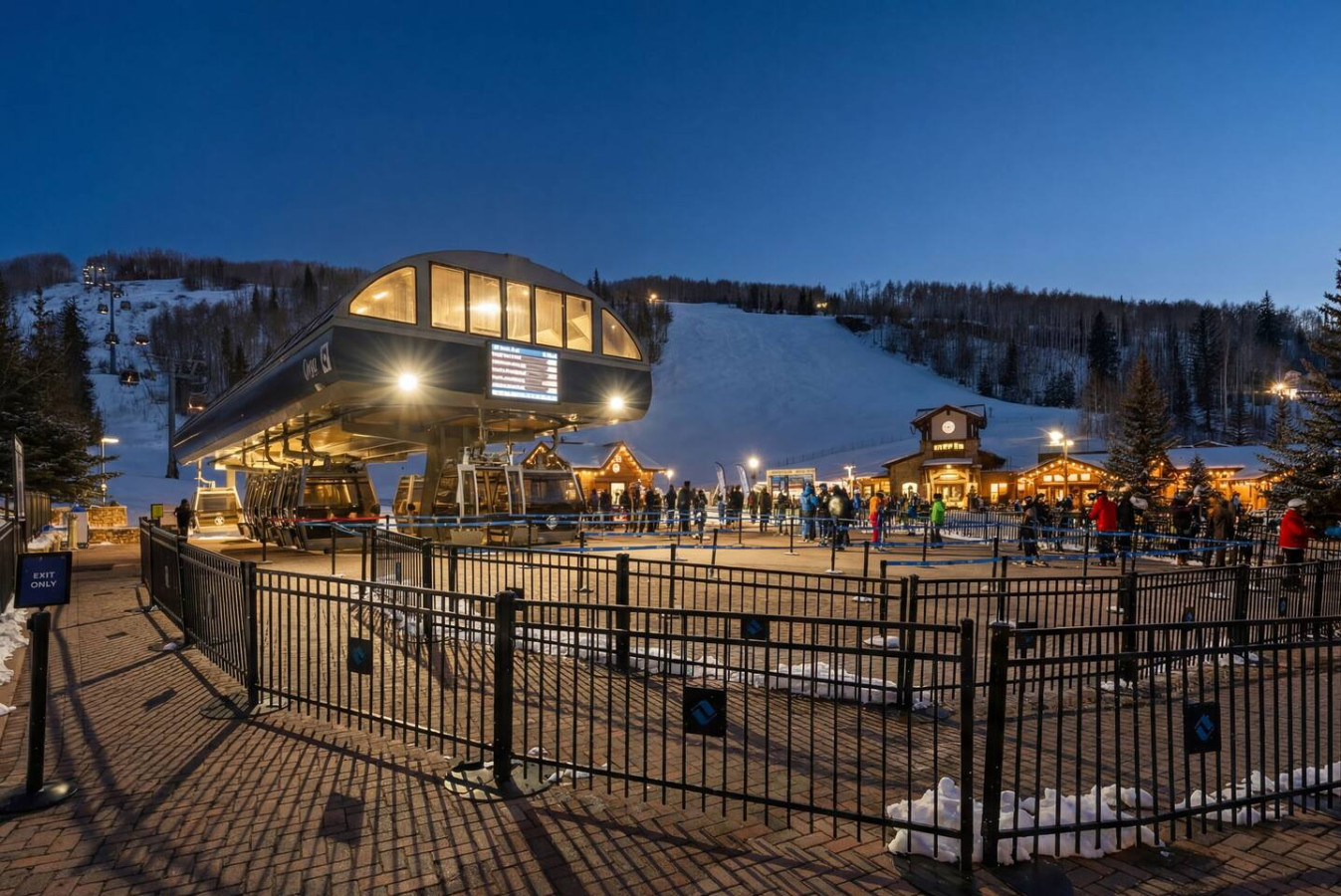 Vail Village Base I Walk to Gondola + Shops I Hot Tub 5