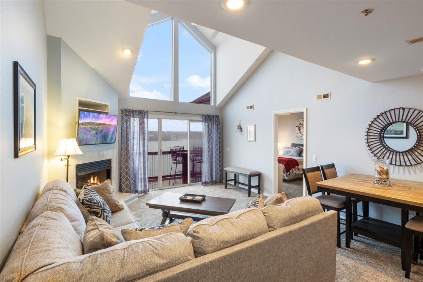 The Lookout - Top Floor Panoramic Views! - Osage Beach, MO