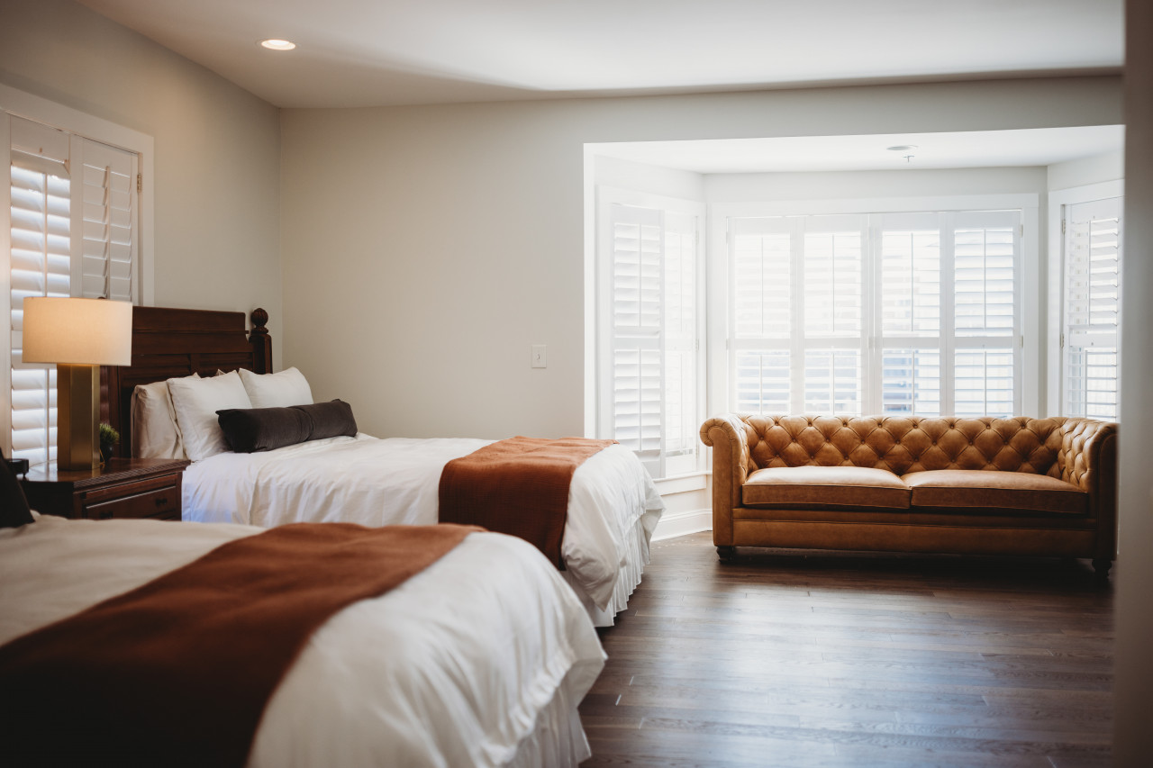 Spacious Deluxe Accommodations And Oversized Shower - Charming Escape - Southern Pines, NC