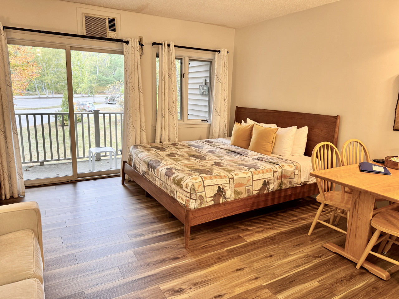Studio | King Bed | Balcony | Pool & Hot Tub