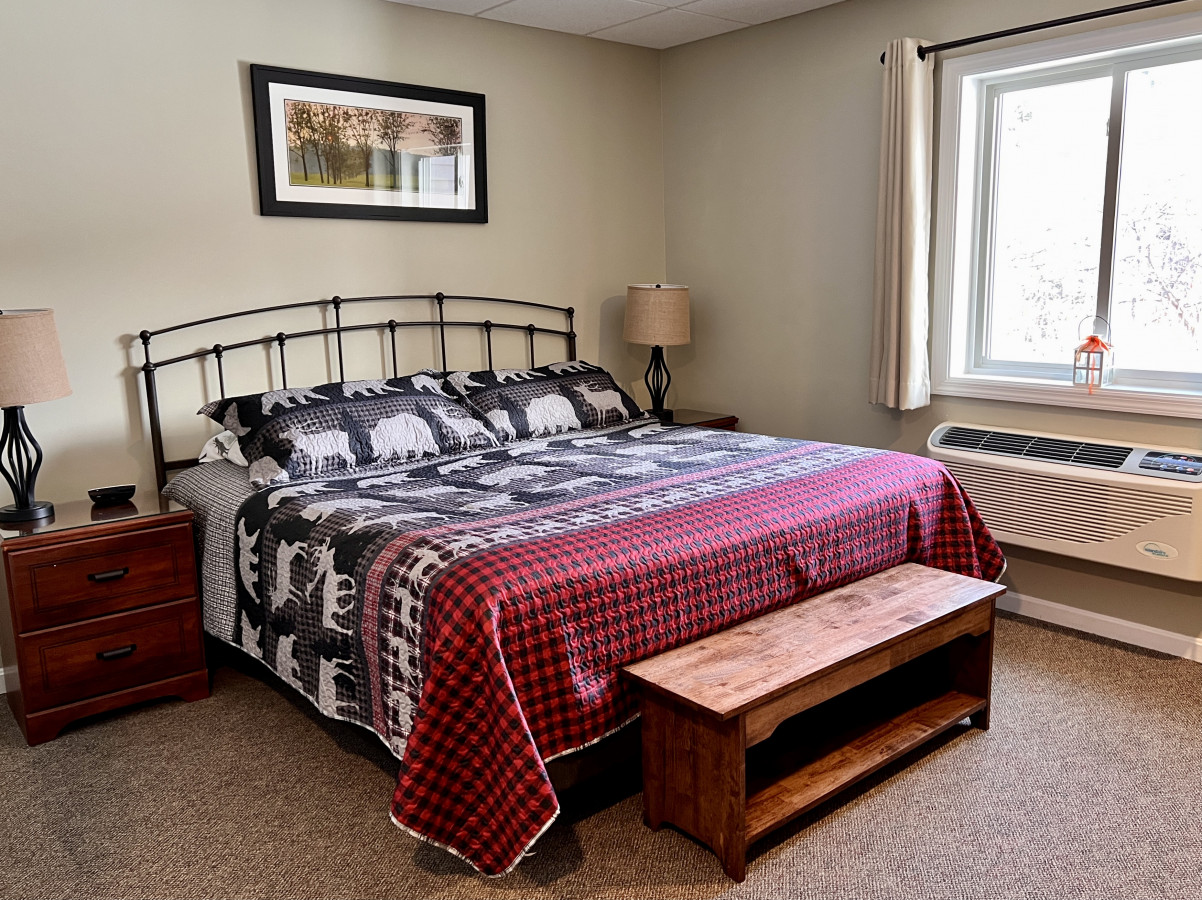 King Room | River View | Top Floor | Pool & Hot Tub
