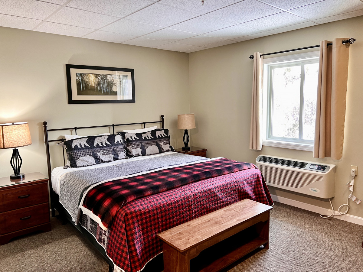 King Room | River View | Top Floor | Pool & Hot Tub