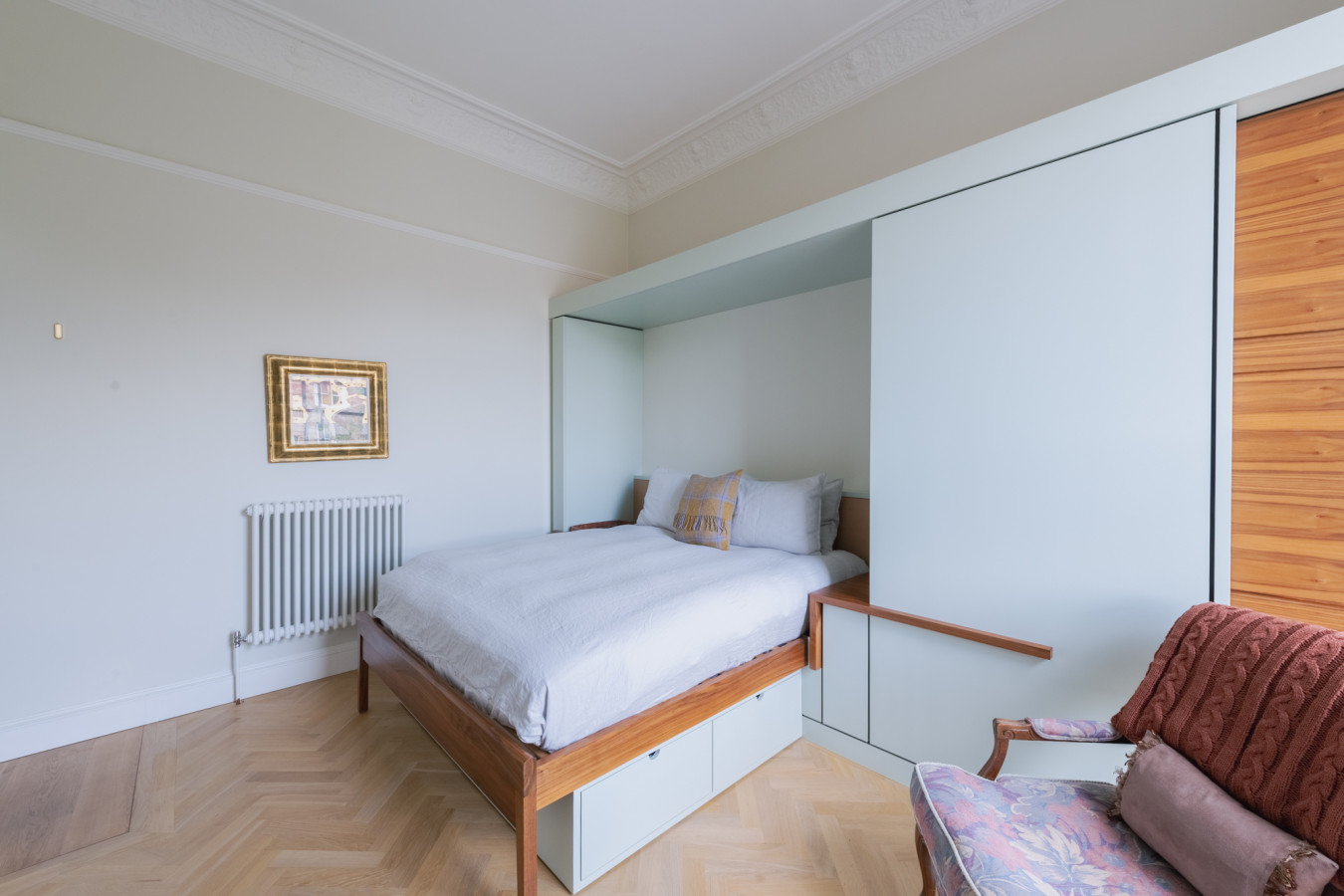 Luxury West End flat with stunning bay window views in 9/1 Eglinton Crescent, Edinburgh EH12, UK - Property image 11 - VivreStays