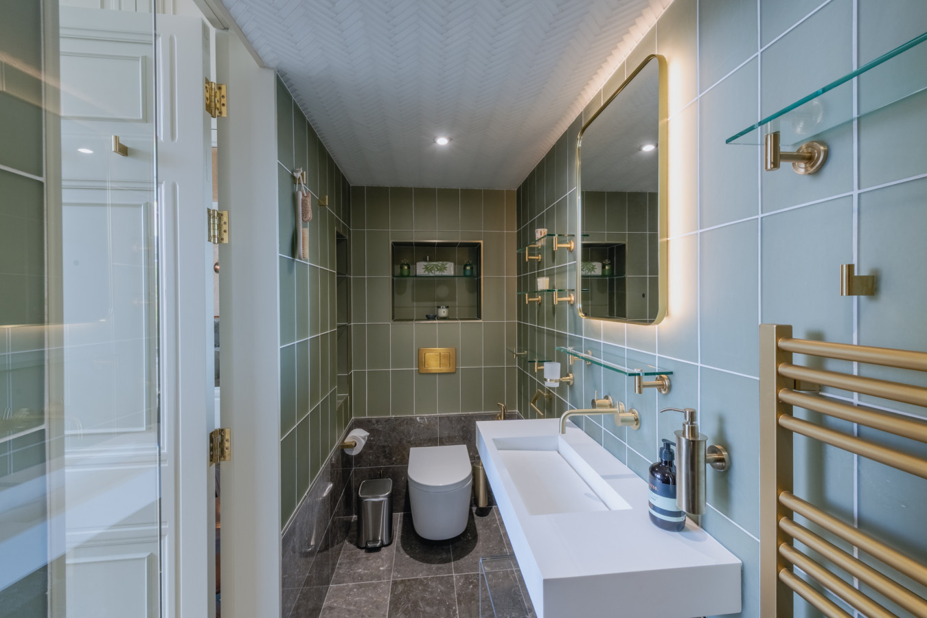 Luxury West End flat with stunning bay window views in 9/1 Eglinton Crescent, Edinburgh EH12, UK - Property image 17 - VivreStays