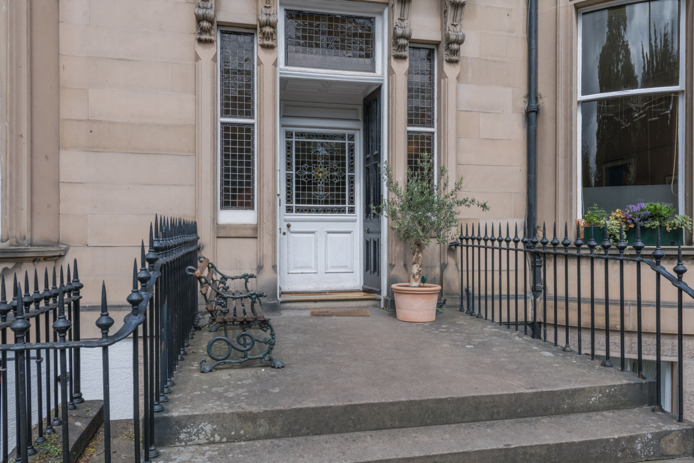Luxury West End flat with stunning bay window views in 9/1 Eglinton Crescent, Edinburgh EH12, UK - Property image 19 - VivreStays