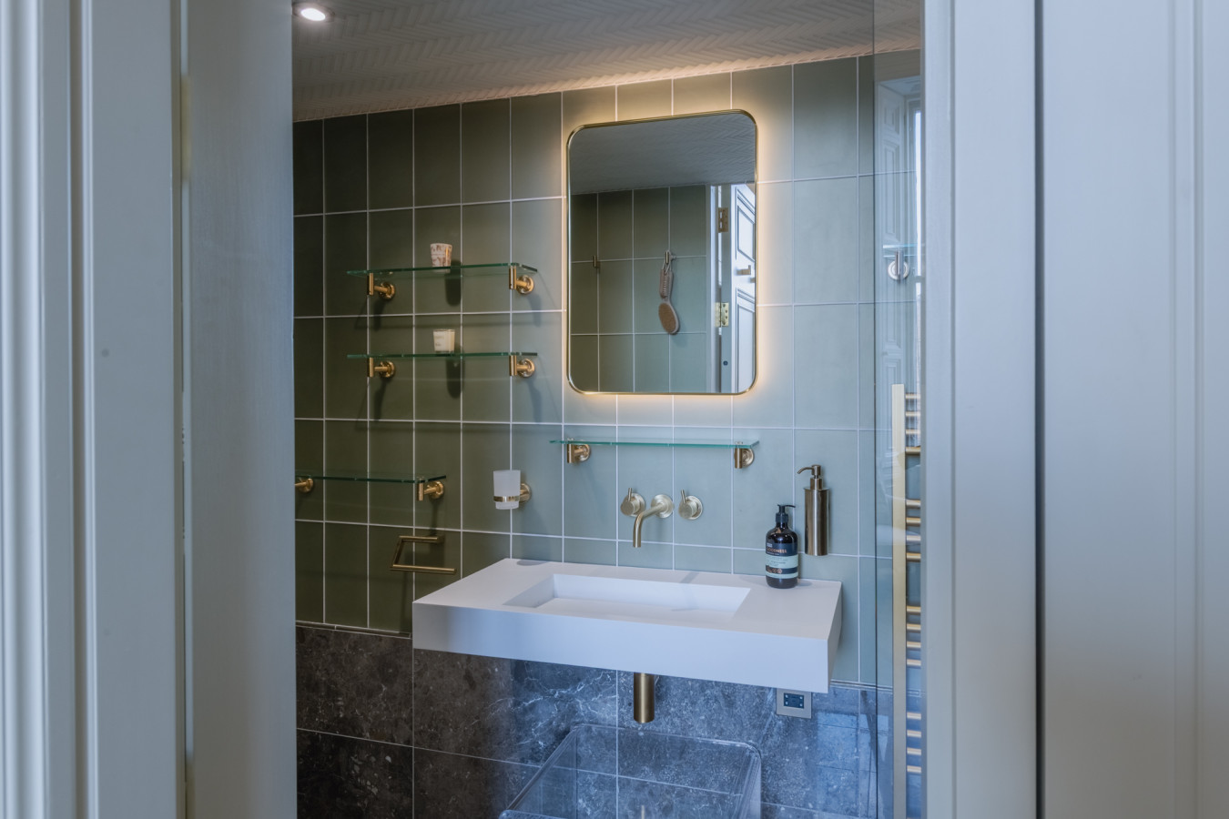 Luxury West End flat with stunning bay window views in 9/1 Eglinton Crescent, Edinburgh EH12, UK - Property image 16 - VivreStays