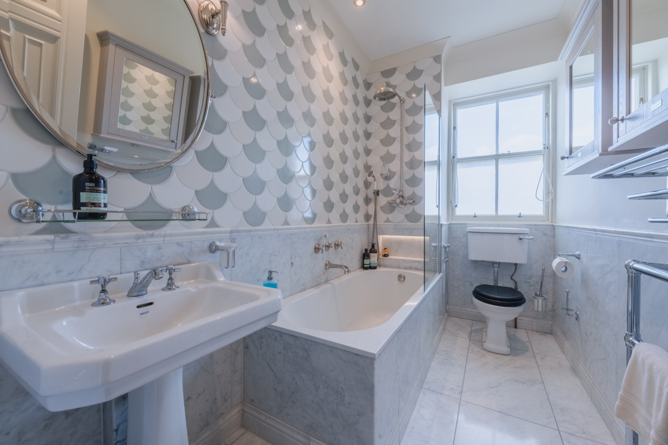 Luxury West End flat with stunning bay window views in 9/1 Eglinton Crescent, Edinburgh EH12, UK - Property image 10 - VivreStays