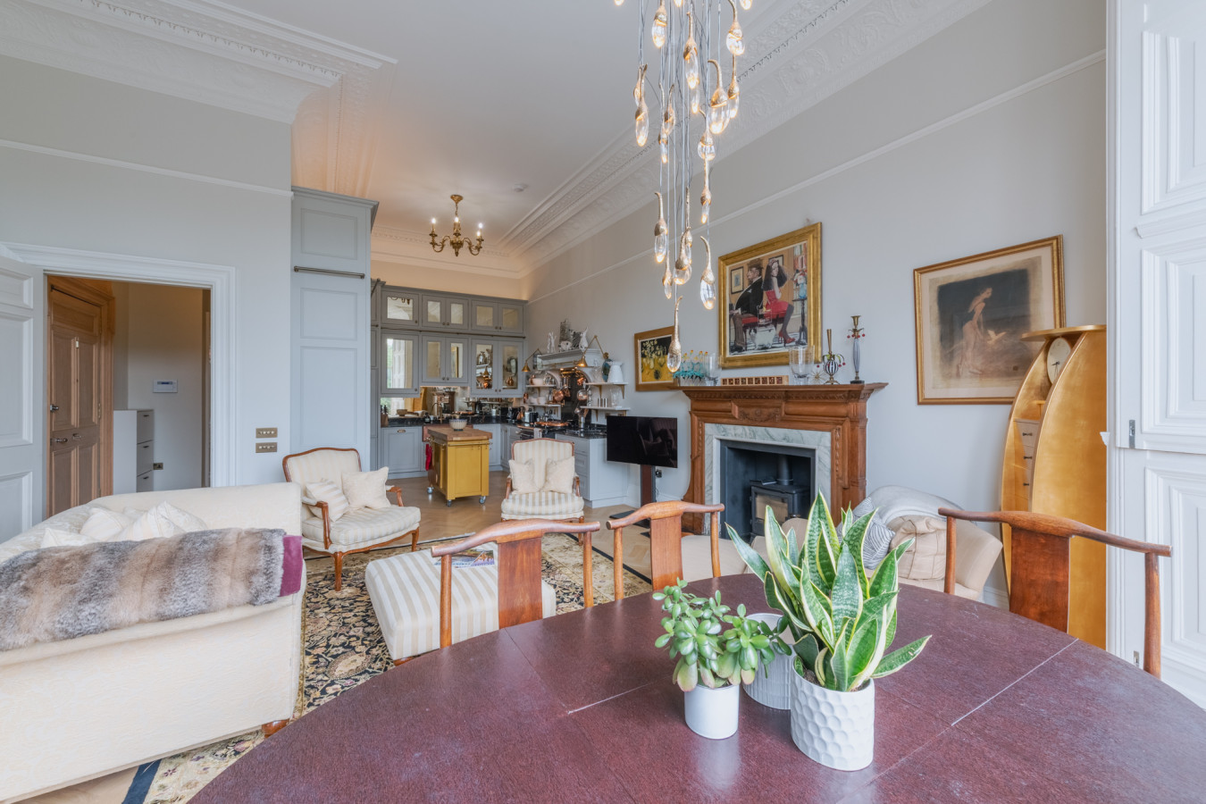 Luxury West End flat with stunning bay window views in 9/1 Eglinton Crescent, Edinburgh EH12, UK - Property image 6 - VivreStays