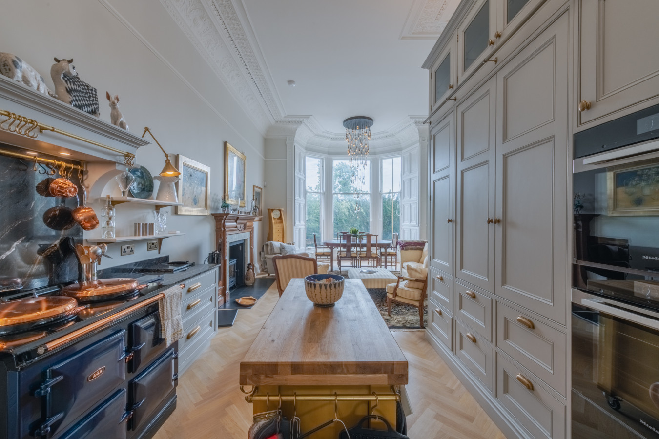 Luxury West End flat with stunning bay window views in 9/1 Eglinton Crescent, Edinburgh EH12, UK - Property image 9 - VivreStays