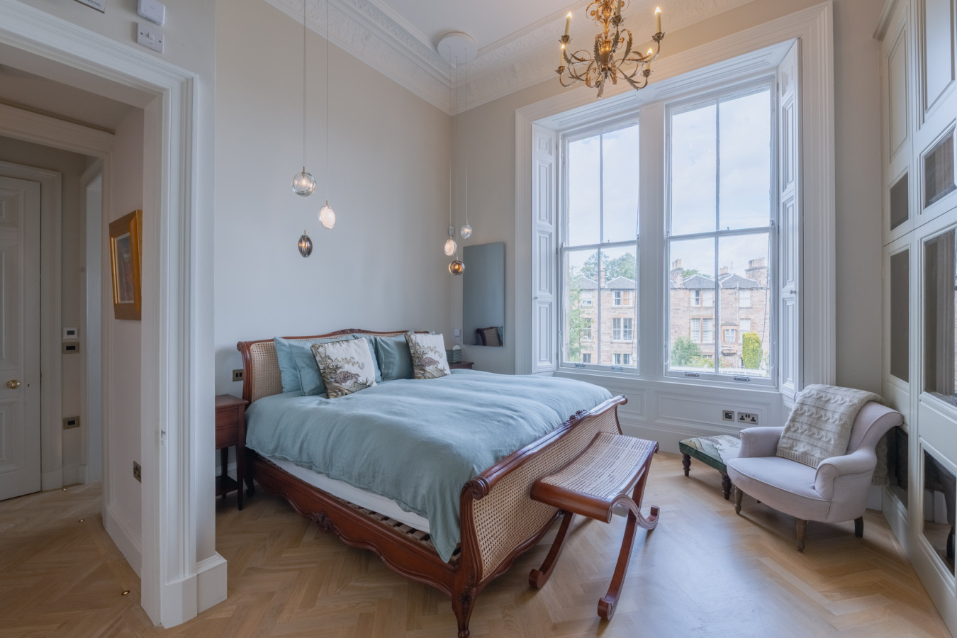 Luxury West End flat with stunning bay window views in 9/1 Eglinton Crescent, Edinburgh EH12, UK - Property image 14 - VivreStays