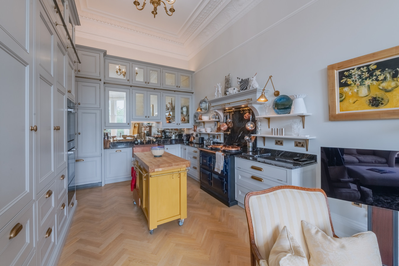 Luxury West End flat with stunning bay window views in 9/1 Eglinton Crescent, Edinburgh EH12, UK - Property image 7 - VivreStays