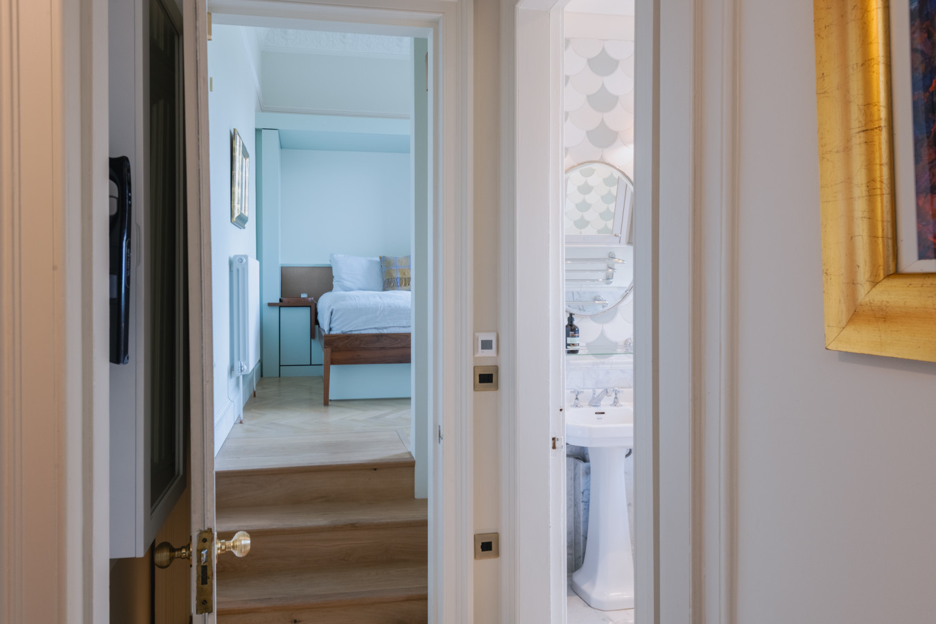 Luxury West End flat with stunning bay window views in 9/1 Eglinton Crescent, Edinburgh EH12, UK - Property image 12 - VivreStays