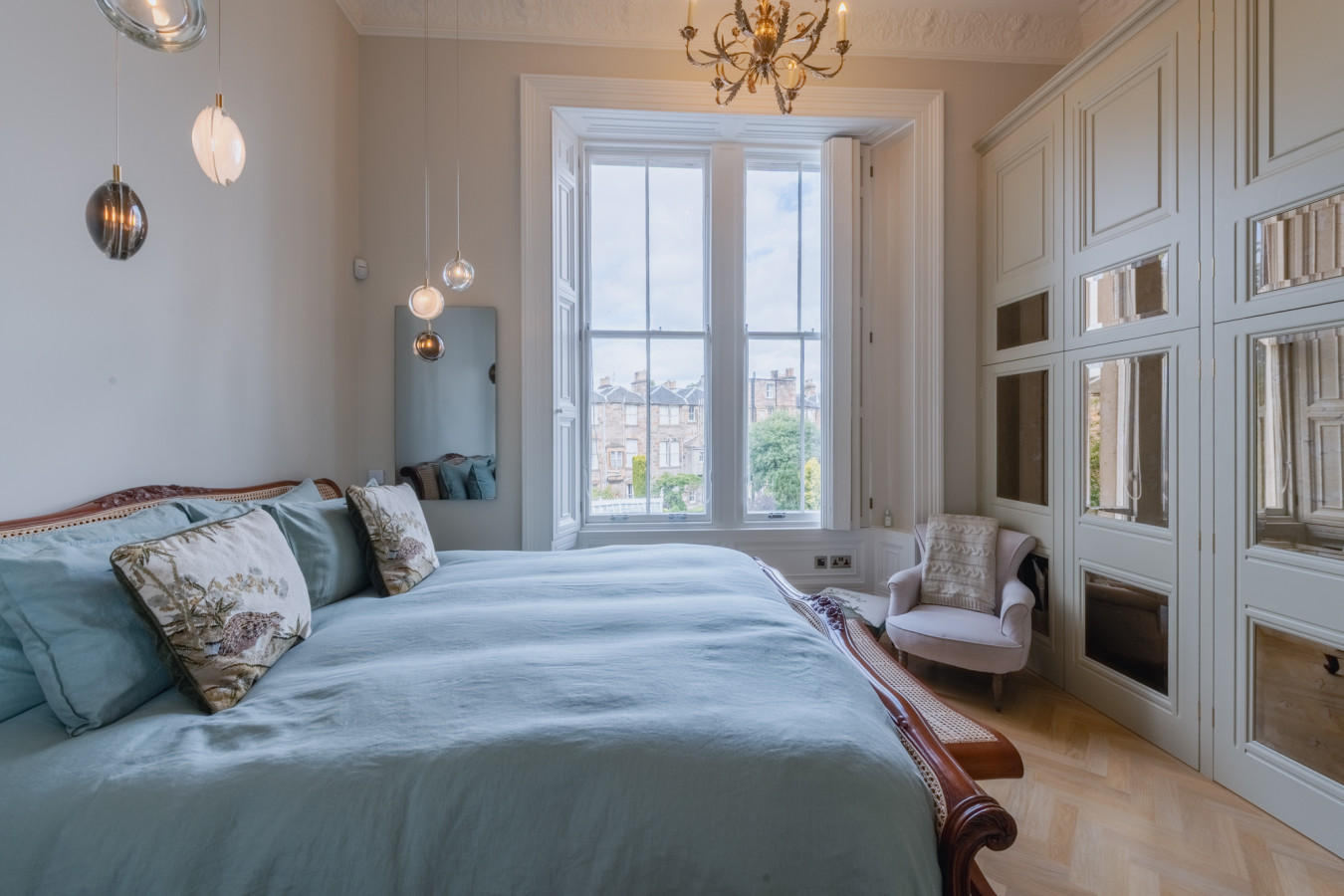 Luxury West End flat with stunning bay window views in 9/1 Eglinton Crescent, Edinburgh EH12, UK - Property image 13 - VivreStays